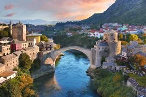 Cruza el Puente Viejo de Mostar